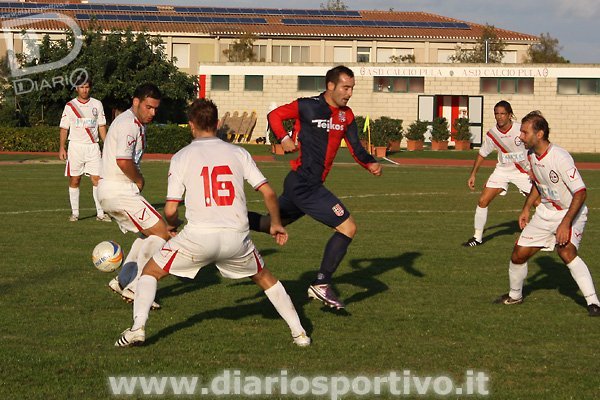 Fabrizio Falchi fermato da Berlucchi e Uccheddu